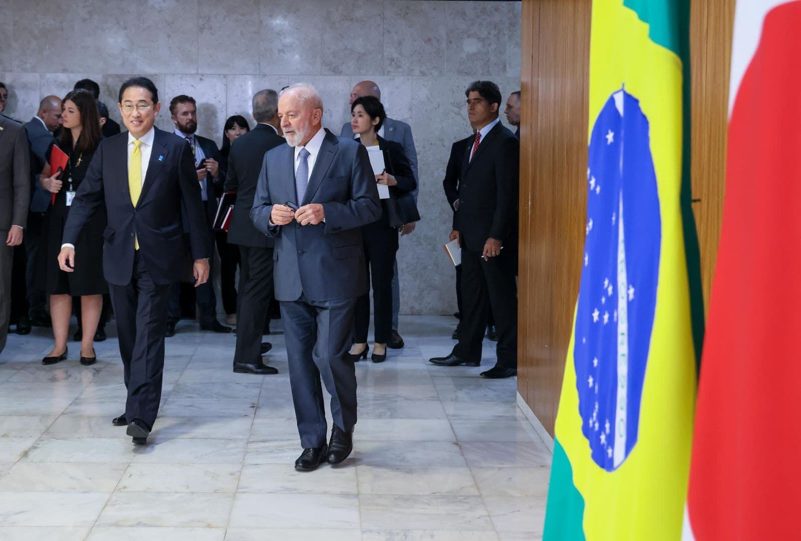 Бразилын ерөнхийлөгч Японы ерөнхий сайдад өөрийн улсын үхрийн махыг амтлуулахыг хүсэв