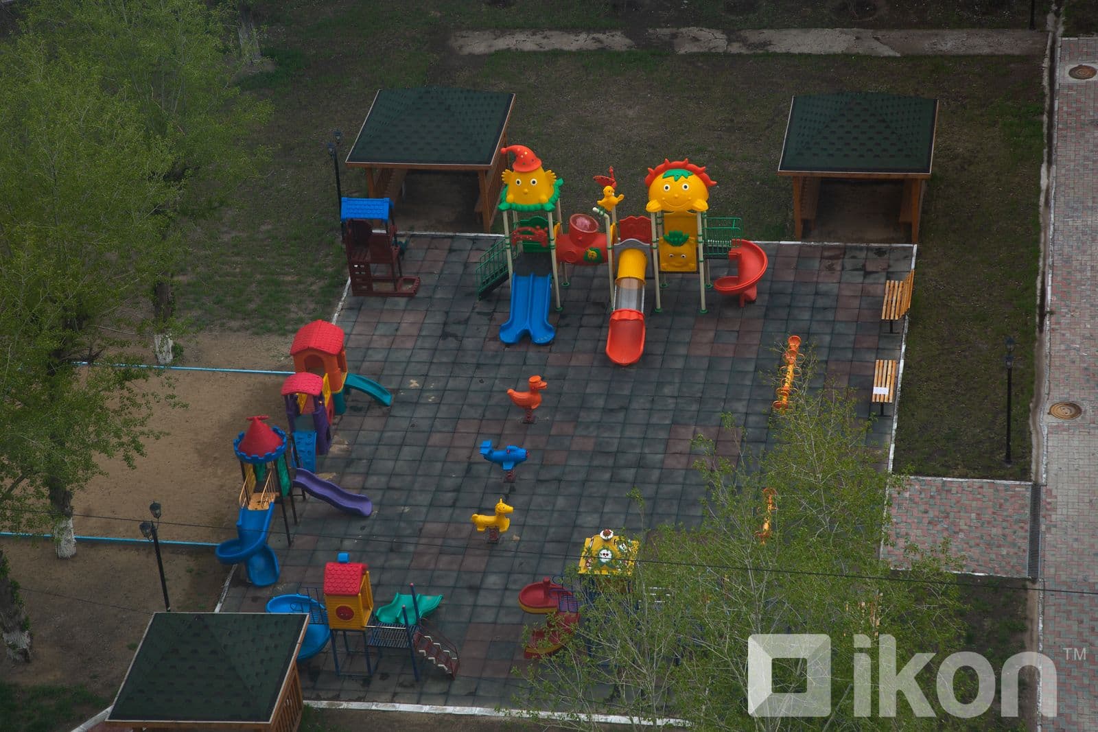 Тоглоомын талбайн орчинд утаат болон электрон тамхи татахыг хориглох тэмдэглэгээ байршуулах зэрэг шаардлага хүргүүллээ